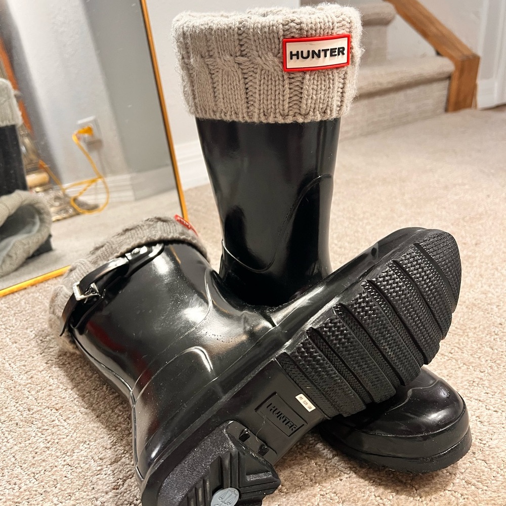 Hunter Black Gloss Rain Boots with Cream Knit Cuffs - Picture 3 of 3